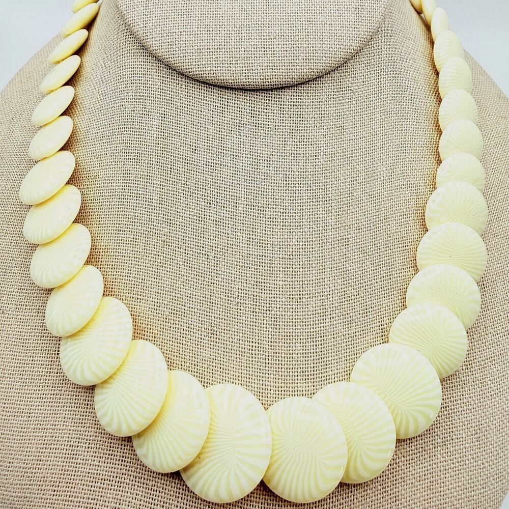Vtg 1950's Faux Ivory Plastic Graduated Disc Beaded Swirl Choker Necklace 18"
